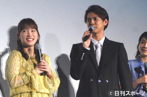 アニメ映画「きみと、波にのれたら」初日舞台あいさつでトークする川栄李奈（左）と片寄涼太（撮影・大友陽平）