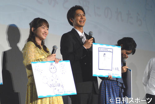 アニメ映画「きみと、波にのれたら」初日舞台あいさつでこの夏に挑戦したいことについて絵で表現した川栄李奈（左）と片寄涼太（撮影・大友陽平）