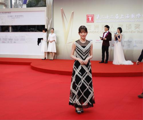 上海国際映画祭のレッドカーペットを歩いた堀未央奈
