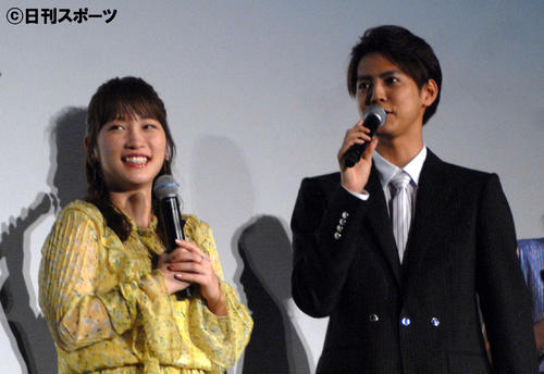 アニメ映画「きみと、波にのれたら」初日舞台あいさつでトークする川栄李奈と片寄涼太（撮影・大友陽平）