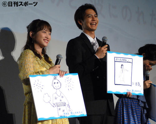 アニメ映画「きみと、波にのれたら」初日舞台あいさつでこの夏に挑戦したいことについて絵で表現した川栄李奈と片寄涼太（撮影・大友陽平）