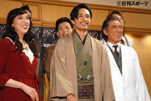 会見で笑顔を見せるEXILE橘ケンチ（中央）。左は紫吹淳、右は西岡徳馬（撮影・大友陽平）