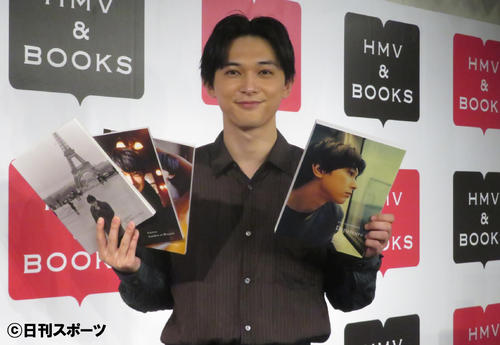写真集を手に笑顔を見せる吉沢亮