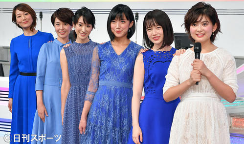 「ミュージックステーション」の歴代アナ。並木万里菜（右）。左へ弘中綾香、竹内由恵、堂真理子、武内絵美、下平さやか（2018年10月18日撮影）