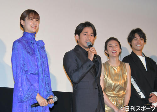 「ザ・ファブル」公開記念舞台あいさつする、左から山本美月、岡田准一、木村文乃、福士蒼汰ら出演者（撮影・酒井清司）