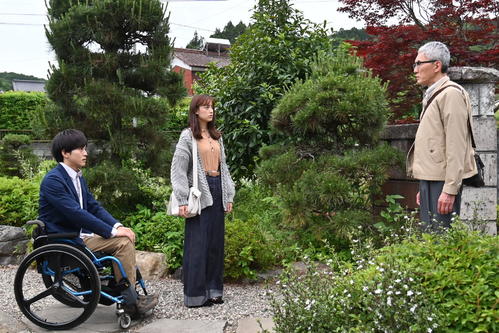 川奈つぐみ（山本美月＝中）との結婚を決意した鮎川樹（松坂桃李＝左）は、つぐみの父・元久（松重豊）に許しを求めるが…（C）カンテレ