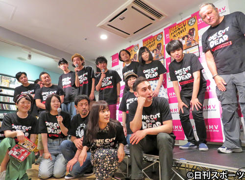 「カメラを止めるな！」1周年前夜祭＆「スピンオフ　ハリウッド大作戦！」DVD発売記念イベントで映像を見る一同（撮影・村上幸将）
