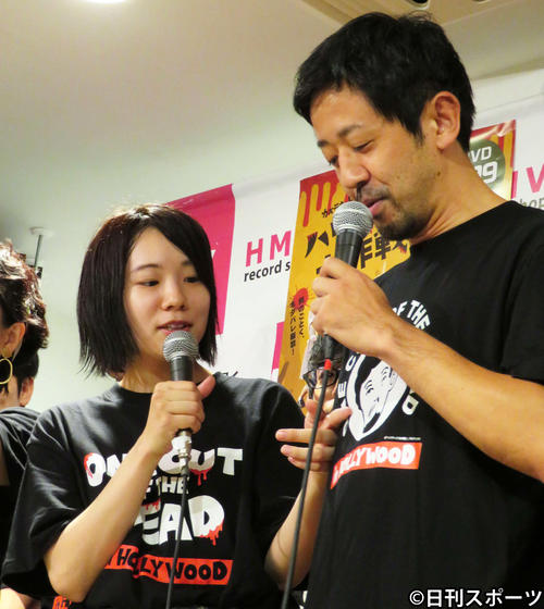 「カメラを止めるな！」1周年前夜祭＆「スピンオフ　ハリウッド大作戦！」DVD発売記念イベントに登壇した真魚と浜津隆之（撮影・村上幸将）