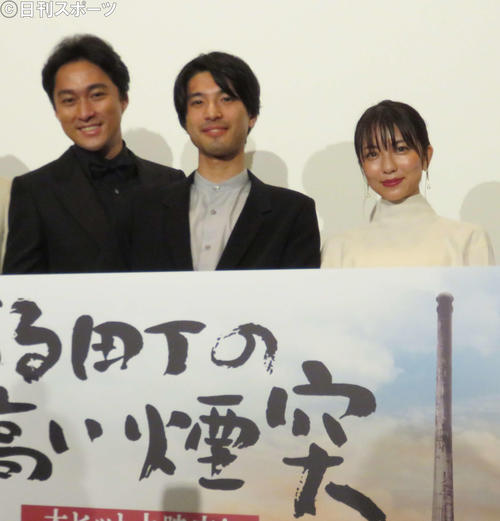 初日舞台あいさつに登壇した、左から渡辺大、井手麻渡、小島梨里杏