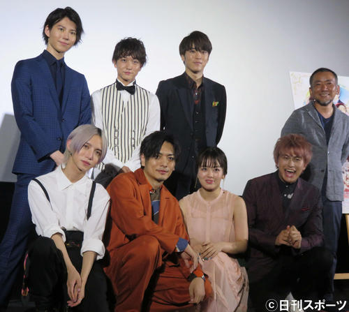 映画「明治東亰恋伽」の公開記念舞台あいさつに出席した、前列左からとまん、久保田悠来、伊原六花、小林豊、後列左から山崎大輝、高橋真佳把、松島庄汰、副島宏司監督