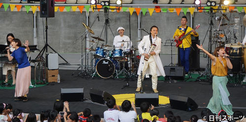 ゲストの花＊花と共演するミッチュリー（中央）