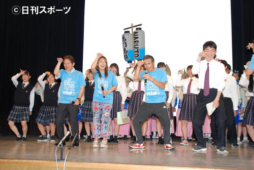 クネクネした動きで「島田島ハーフマラソンにきてちょうだ～い」とPRする間寛平（中央）（撮影・松浦隆司）