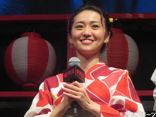 浴衣姿で登壇した大島優子