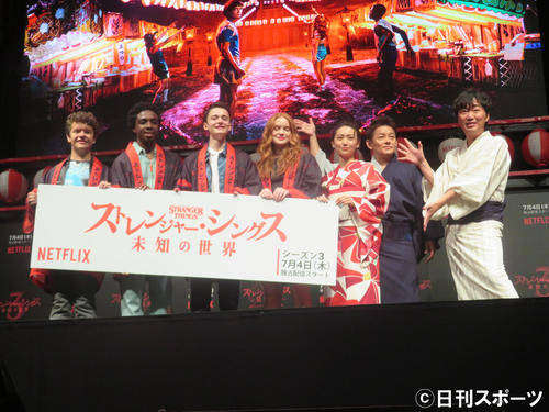「ストレンジャー・シングス　未知の世界3」夏祭りイベントに出席した大島優子（右から3人目）