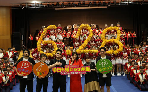 箕面自由学園高を訪れた篠原涼子（右から3人目）とバンド「フレンズ」