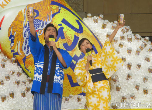 キンキンに冷えた「のどごし＜生＞」夏の開幕宣言をする桐谷健太（左）と小島瑠璃子