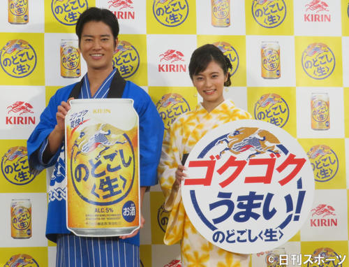キリン「のどごし＜生＞夏の開幕式～いざ！ゴクゴクうまい。～」に出席した桐谷健太（左）と小島瑠璃子