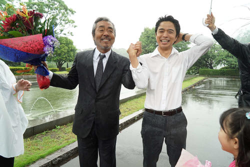 クランクアップを迎え、涙を浮かべる寺尾聰（左）と井ノ原快彦