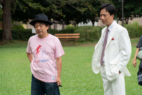 映画「愛なき森で叫べ」主演の椎名桔平（右）、園子温監督