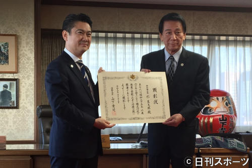 山下貴司法相（左）から顕彰状を贈られた杉良太郎　