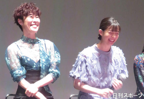 WOWOWドラマ「ポイズンドーター・ホーリーマザー」完成披露試写会に出席した寺島しのぶ（左）足立梨花（撮影・大井義明）