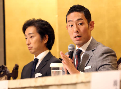 「平成中村座小倉城公演」の製作発表で、記者の質問に答える中村勘九郎（右）。後方は中村七之助（撮影・狩俣裕三）