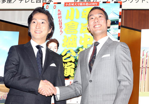 「平成中村座小倉城公演」の製作発表で、握手しながら記念撮影をする中村七之助（左）と中村勘九郎（撮影・狩俣裕三）