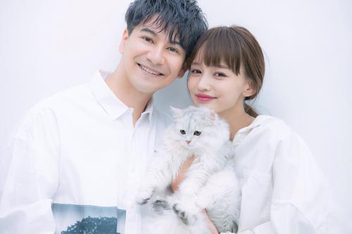 結婚を発表したJOY（左）とわたなべ麻衣