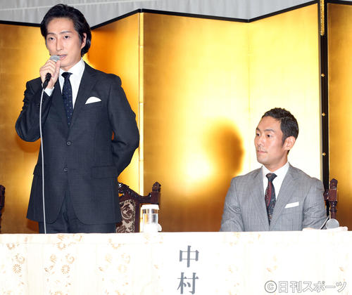 「平成中村座小倉城公演」の製作発表で、あいさつをする中村七之助（左）。右は中村勘九郎（撮影・狩俣裕三）