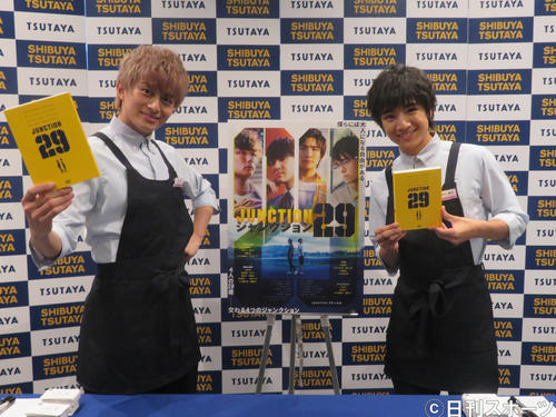 出演する映画「ジャンクション29」DVD発売記念イベントで1日店員を務めた小林豊（左）と本田剛文