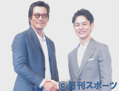 映画「パラダイス・ネクスト」プレミア試写会で握手する妻夫木聡（右）と豊川悦司（撮影・大井義明）