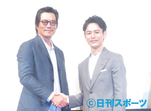 映画「パラダイス・ネクスト」プレミア試写会で握手する妻夫木聡（右）と豊川悦司（撮影・大井義明）