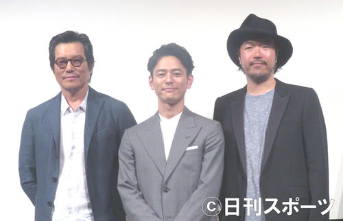 プレミア試写会に出席した、左から豊川悦司、妻夫木聡、半野喜弘監督（撮影・大井義明）