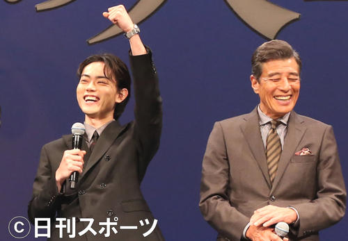 映画「アルキメデスの大戦」の完成披露試写会でガッツポーズをする菅田将暉（左）。右は舘ひろし（撮影・狩俣裕三）