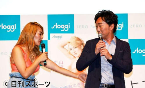 下着メーカー「sloggi」イベントに出席した丸山桂里奈（左）小沢一敬