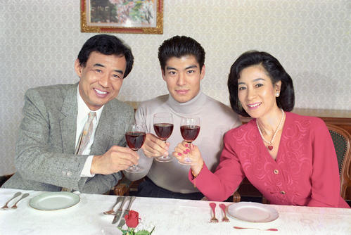 左から、高島忠夫さん、政宏さん、妻の寿美花代さん（共同＝1988年10月）