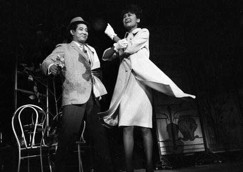 64年、「ノーストリングス」の舞台で雪村いづみと軽妙な演技で沸かせた高島忠夫さん