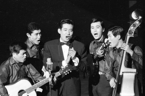 66年、熱唱する高島忠夫さん（中央）