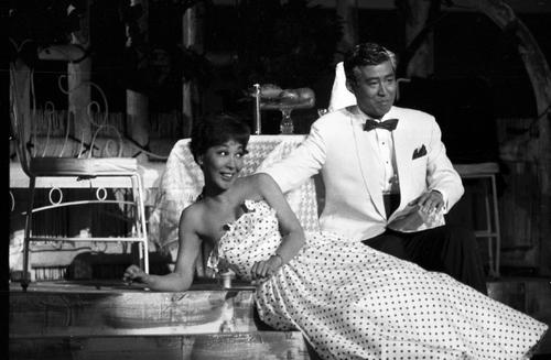 66年5月、新宿コマ劇場5月公演ミュージカル「南太平洋」で越路吹雪を相手に熱演する高島忠夫さん