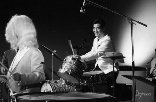 67年11月、ドラムをたたく高島忠夫さん