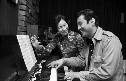 73年2月8日、自宅で仲のいいところを見せる高島忠夫さん、寿美花代夫妻