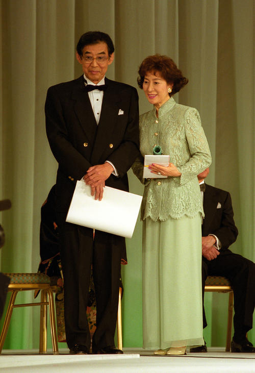 99年5月31日、日本ブライダル大賞特別賞に選ばれた高島忠夫さん、寿美花代夫妻
