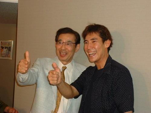 03年9月7日、高島忠夫さん（左）は息子政伸とともにおなじみ「イエー」のポーズで復活をアピールする