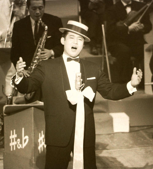 64年2月26日、フジテレビ開局5周年記念イベントで熱唱する高島忠夫さん