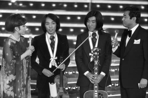 74年11月26日、第5回日本歌謡大賞で司会をする高島忠夫さん（右）。左から司会の黒柳徹子、「精霊流し」で新人賞にノミネートされたグレープのさだまさし、吉田正美（のち吉田政美）