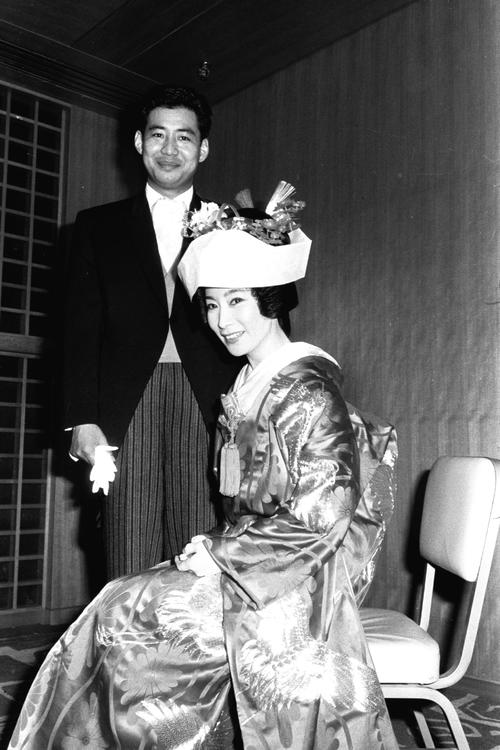 63年2月5日、宝塚の男役トップスターだった寿美花代と豪華な結婚式を挙げる高島忠夫さん