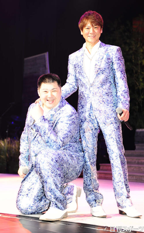 明治座公演を行った北島兄弟の大江裕（左）と北山たけし（撮影・松本久）