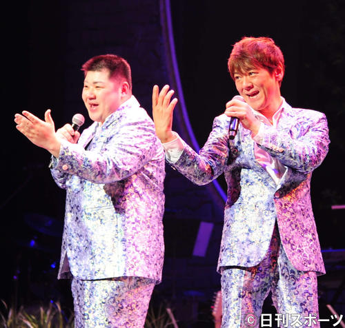明治座公演を行った北島兄弟の大江裕（左）と北山たけし（撮影・松本久）