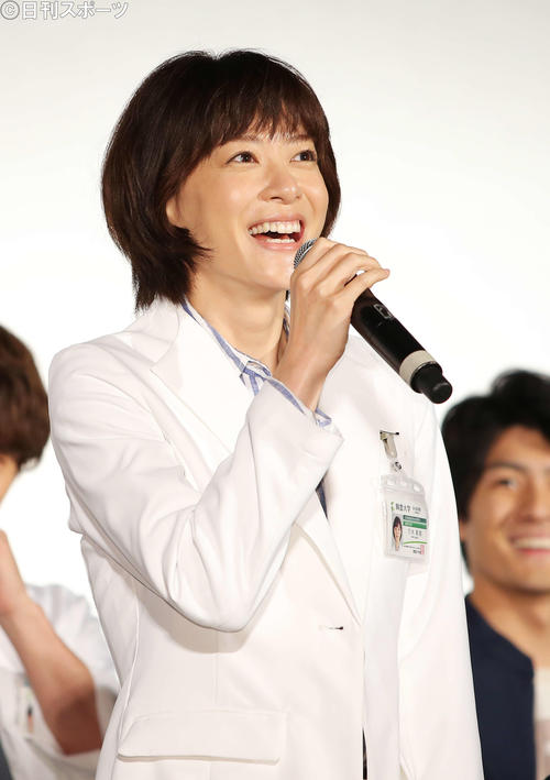 ステージであいさつをする、フジテレビ新月9ドラマ『監察医　朝顔』で主演を務める上野樹里（撮影・河田真司）