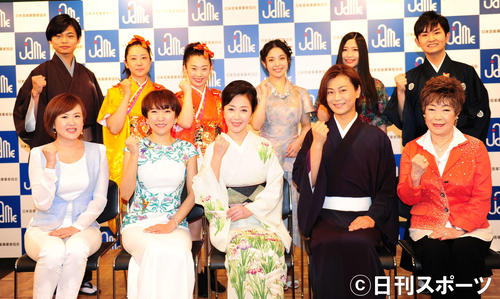 チャリティーコンサートの発表会を行った伍代夏子（前列中央）ら（撮影・松本久）
